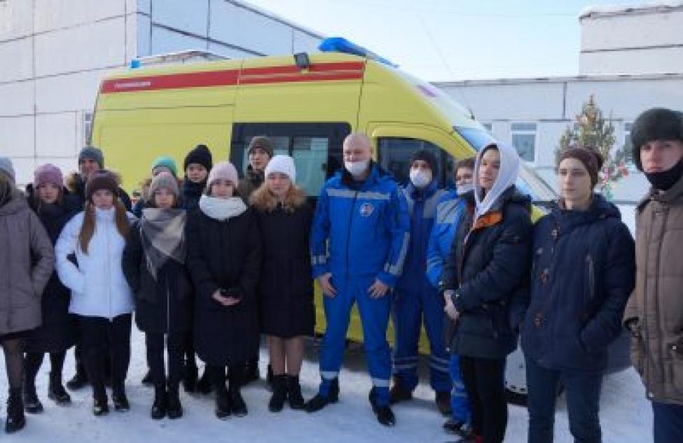 Воспитанники медицинского класса школы № 2 в Бердске познакомились с работой реанимобиля
