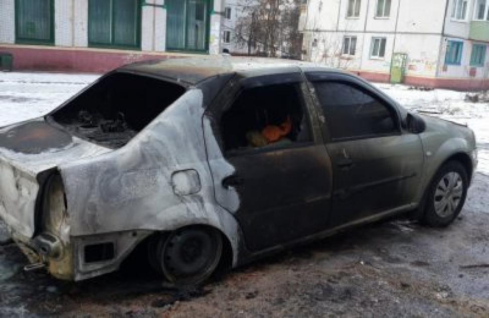 Загорелся автомобиль марки «Рено Логан» в Белокаменном микрорайоне Бердска