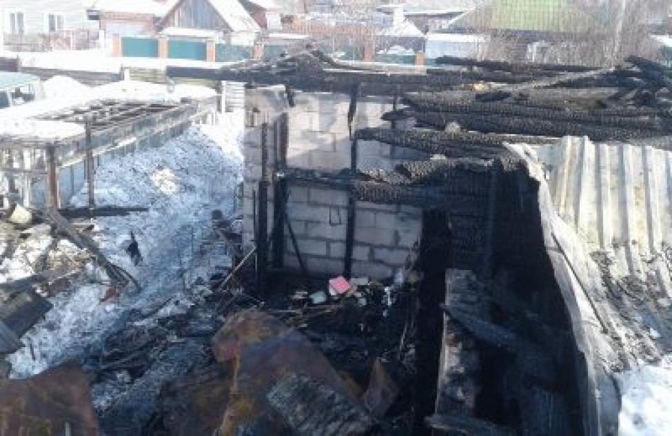 Двух девочек вынесли из пожара соседи в Бердске