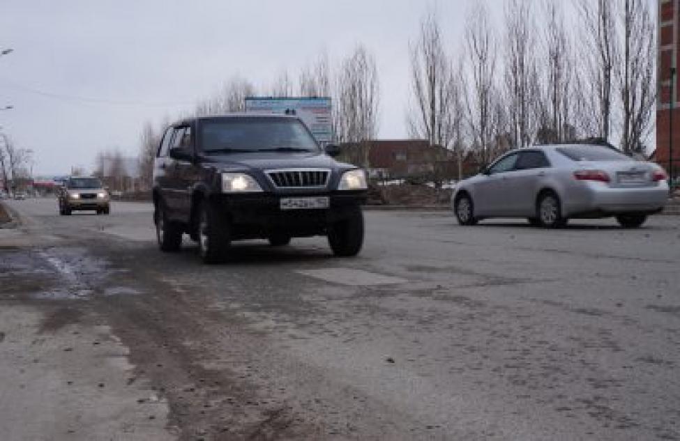 Коммунальщики начали заделывать ямы на дорогах Бердска