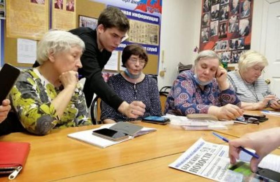 Помогают освоить смартфоны ветеранам  волонтеры «Молодой гвардии» в Бердске