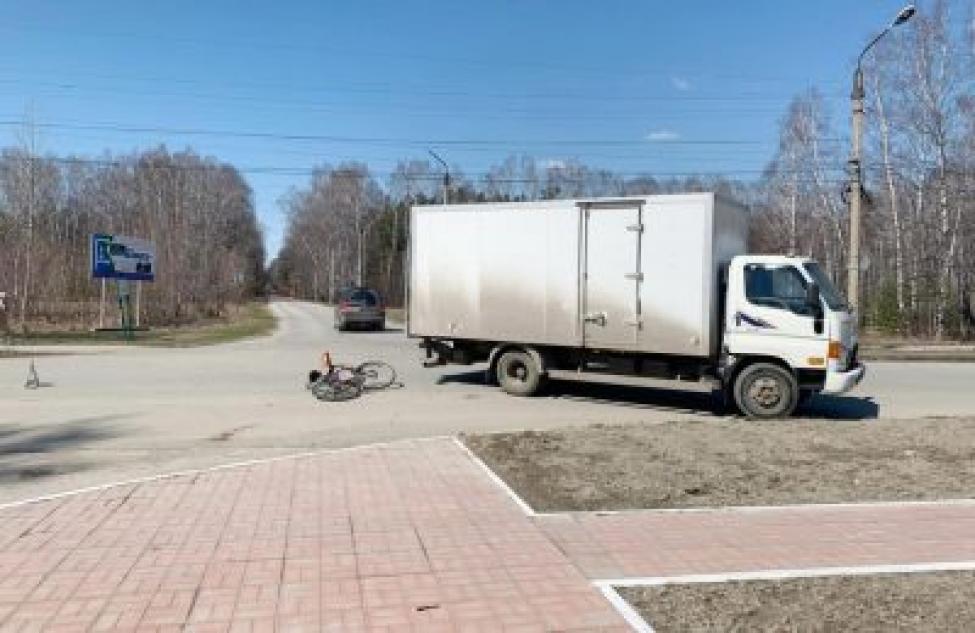 В Бердске под колесами грузовика пострадал велосипедист
