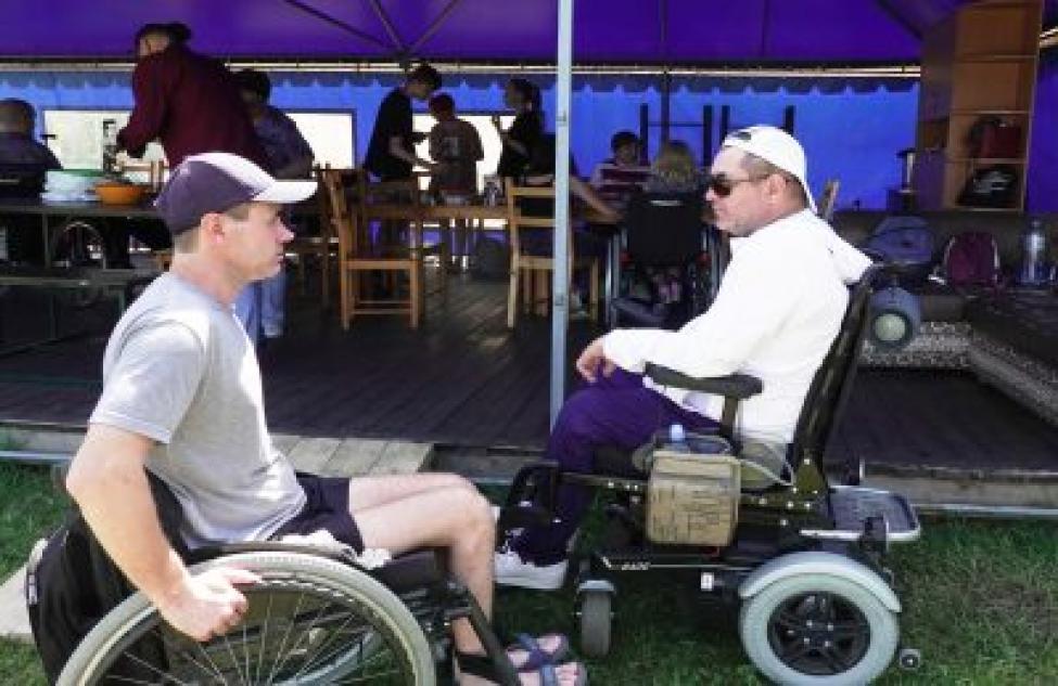 «Дома люди вянут, как цветы»: в Бердске инвалиды-колясочники встретились с автоволонтёрами