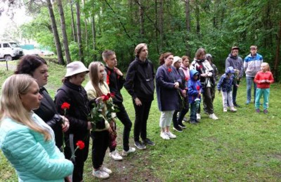 Юные бердчане возложили цветы к Камню-обелиску в День памяти и скорби