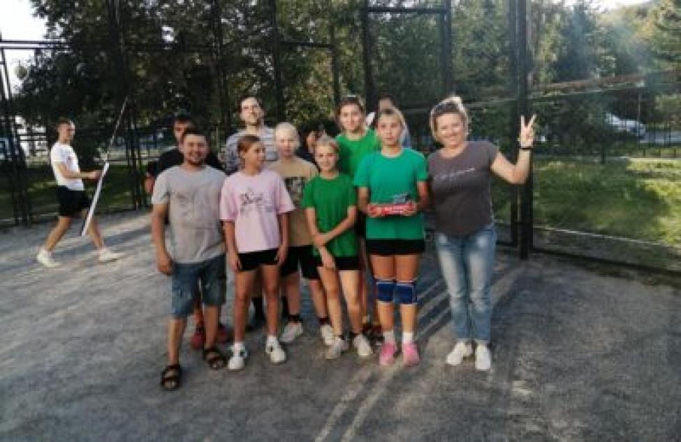 Товарищеские встречи дворовых команд по волейболу провели в Бердске