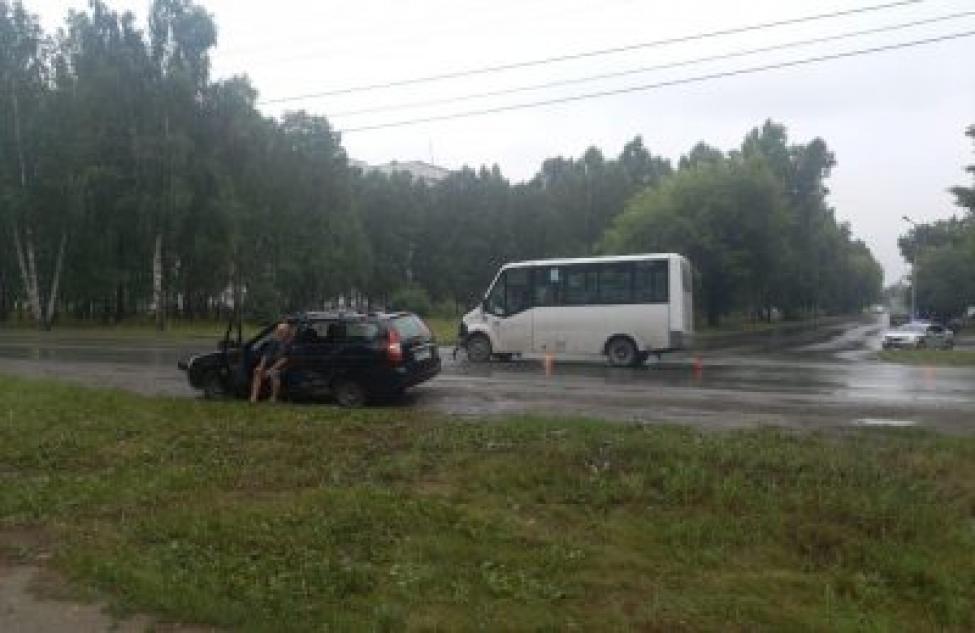 Пять пассажиров получили травмы после столкновения маршрутки с «Ладой» в Бердске