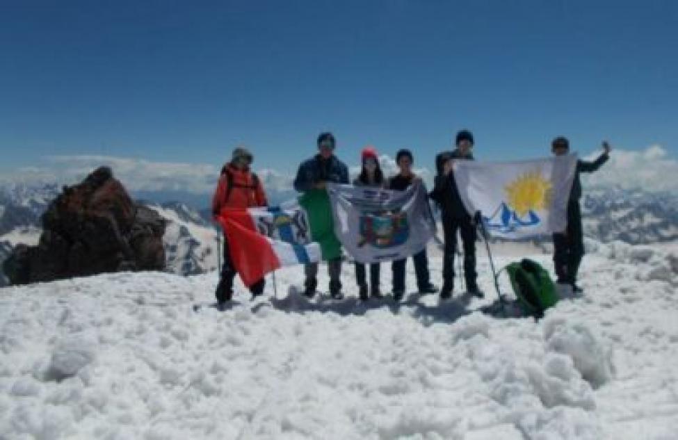 Юные туристы из Бердска покорили Эльбрус: на рассвете флаг области и центра «Юность» развернули на вершине