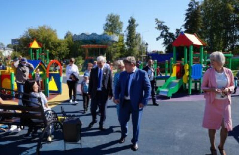 «Разуваться надо?» — руководители Бердска посетили детскую площадку и все творческие изюминки парка в рамках Дня города