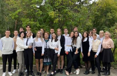 В День знаний выпускники Бердска говорили о науке, педагоги приступили к занятиям бодро