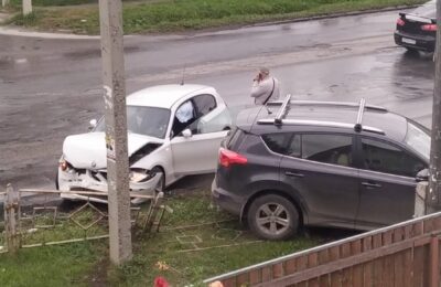 ДТП на бердском перекрестке: разбиты машины и снесено ограждение