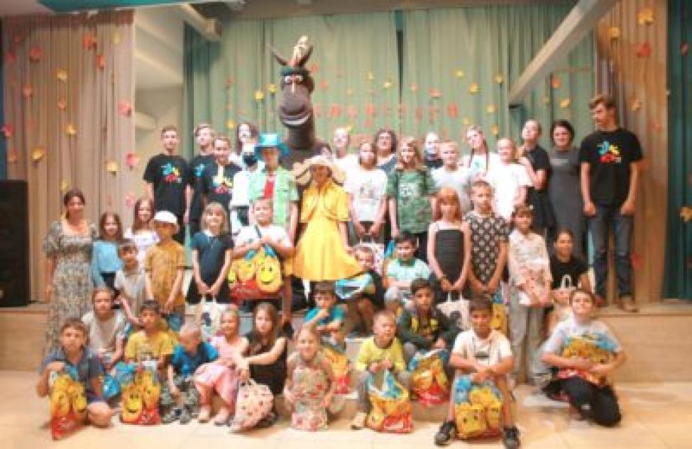 69 детей из малообеспеченных семей Бердска получили помощь к школе и большой праздник в подарок