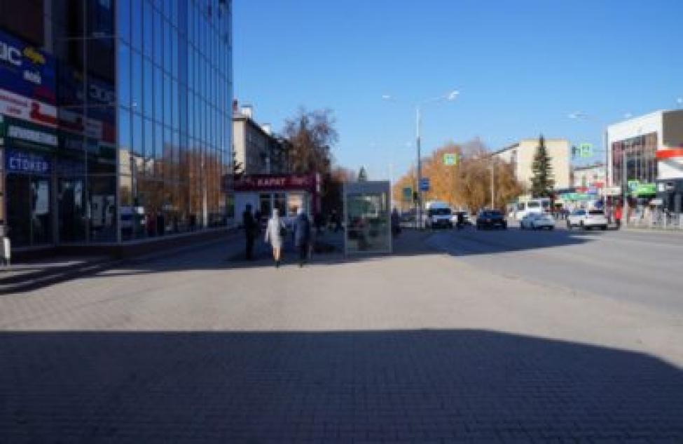 Просадка асфальта на остановке «Универмаг» в Бердске под контролем