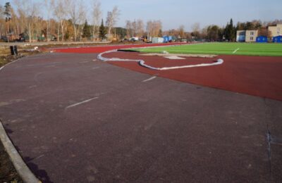 В Бердске активно ремонтируют открытые спортивные объекты: стадионы и хоккейные коробки