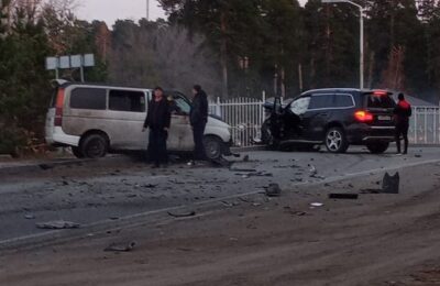 Лобовое столкновение: жёстко столкнулись две иномарки рядом с «Дюнами» в Бердске