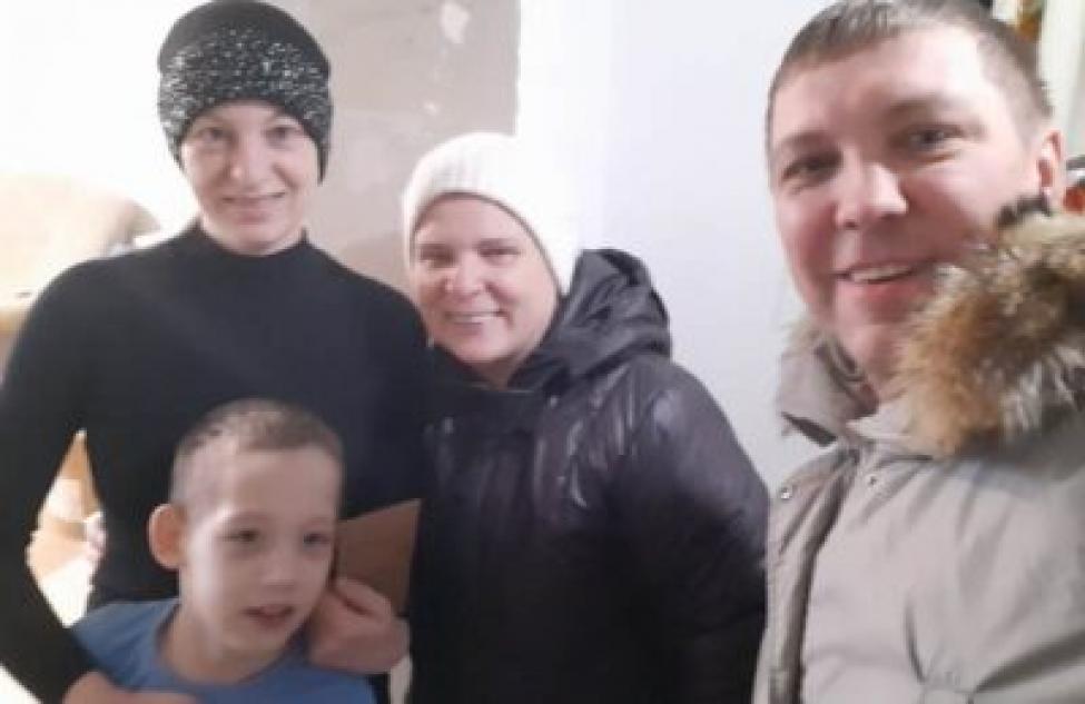 Новый шаг к выздоровлению: особенному ребенку из Бердска передали деньги на операцию