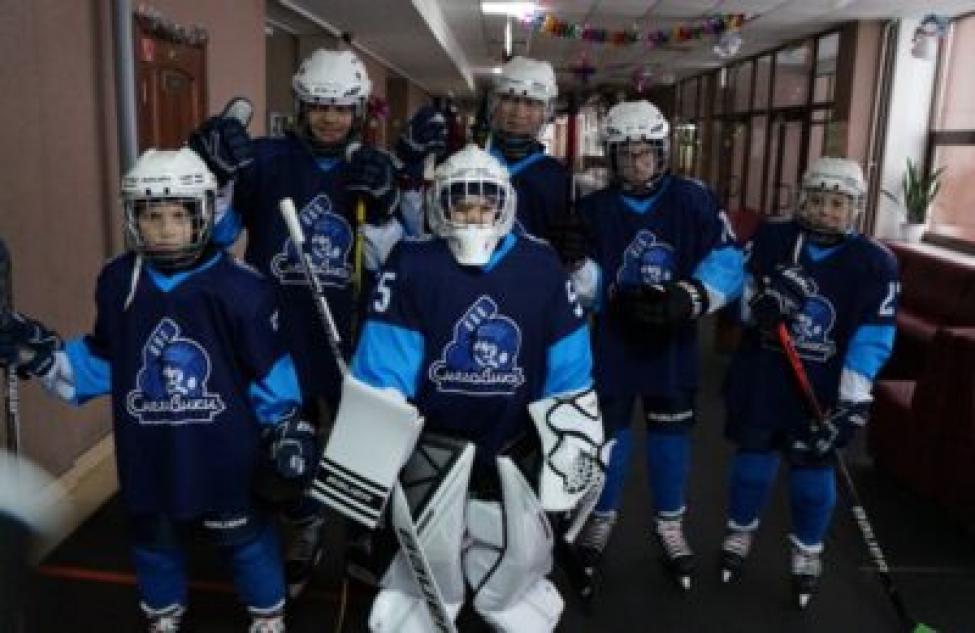 «Поющие» шайбы: в Бердске впервые на лед вышла команда юных хоккеистов для слабовидящих