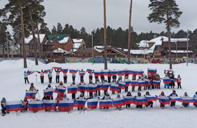 Флешмоб с флагами России провели любители скандинавской ходьбы Бердска
