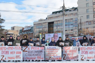 Поддержали Российскую армию: новосибирцы вышли с плакатами на улицы города