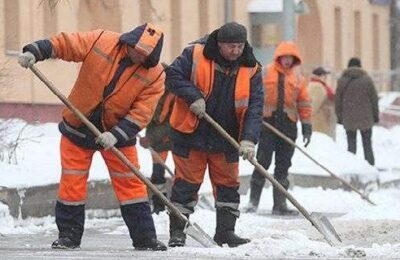 В Бердске чистят ливнеприемники