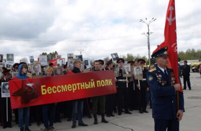 Знаменосец «Бессмертного полка» в Бердске всей душой с военнослужащими, которые защищают Донбасс и наводят порядок  в Украине