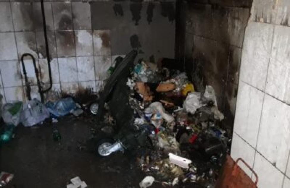 Пластиковый контейнер сгорел в многоэтажке Бердска