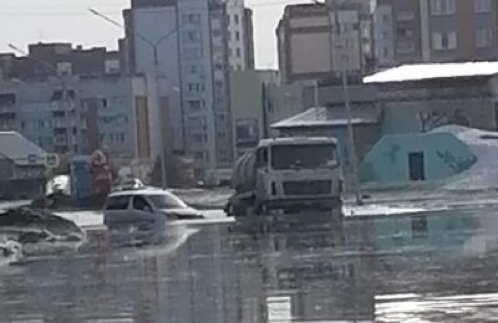 Затопило улицу Космическая в Бердске: с потоком талых вод удалось справиться за два часа
