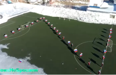 «В кадр попали птицы мира»: акцию с флагами на футбольном поле провели воспитанники бердской спортшколы