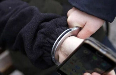 Отобрал мобильный телефон у пенсионерки 18-летний горожанин в Бердске