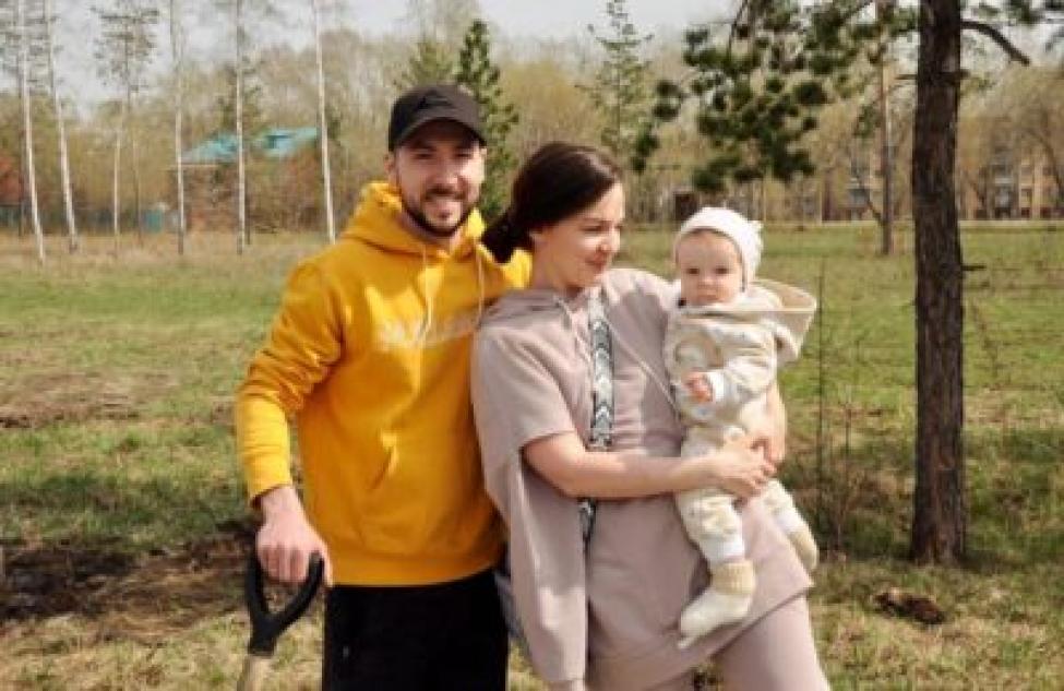 30 лип высадили молодые семьи возле роддома на «Аллее отцов» в Бердске