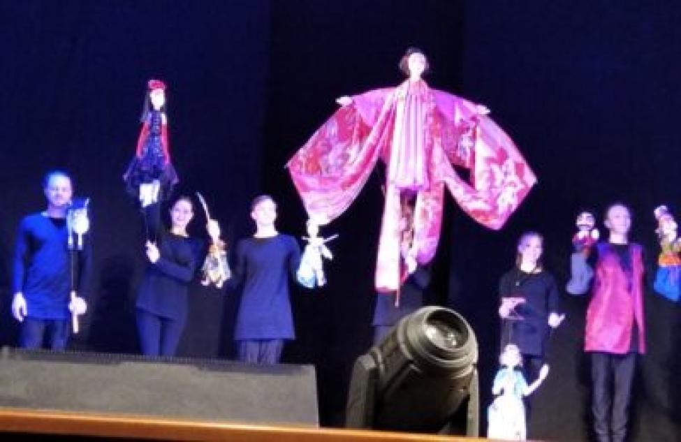 Дракон летал по зрительному залу во время выступления театра кукол из Донецка в Бердске