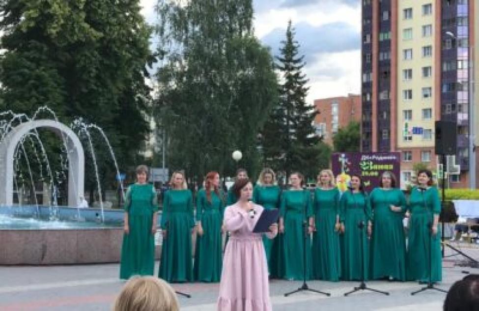 «Музыка дворцовой площади» в исполнении талантливых вокалистов и ведущих коллективов города звучала в Бердске