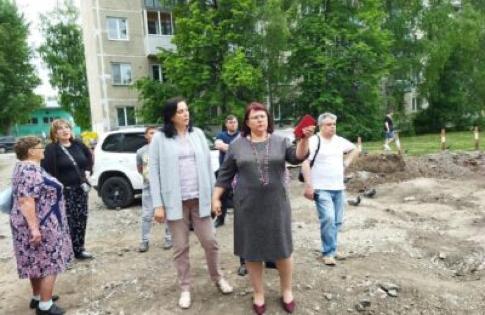 Общественники Бердска проверили, как стартовало благоустройство дворов на Ленина и Комсомольской по нацпроекту