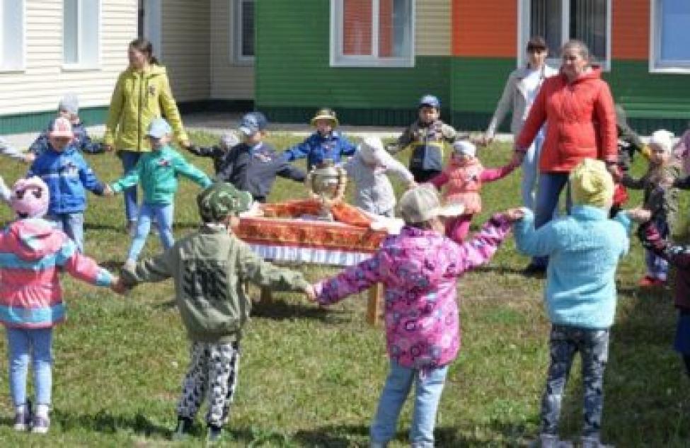 К Дню России депутаты ЗакСобрания сделали подарок воспитанникам детского сада № 6 «Светлячок» в Бердске