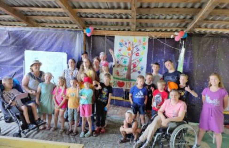 Особенным детям в Бердске подарили праздник на поляне с тарзанками и борщом