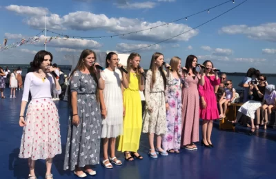 Вокалисты из Бердска показали отрывки из мюзикла «Небо славян» на теплоходе