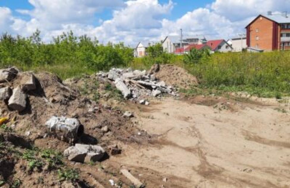 В микрорайоне «Белокаменный» в Бердске появилась и растет куча строительного мусора
