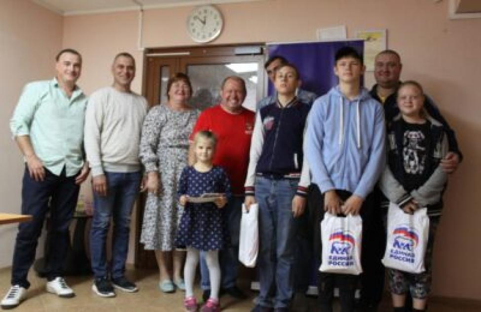 Единороссы в Бердске помогли собраться в школу детям, которых воспитывают папы