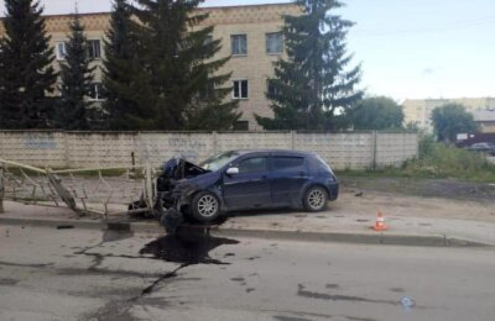Автомобиль врезался в пешеходное ограждение в Бердске