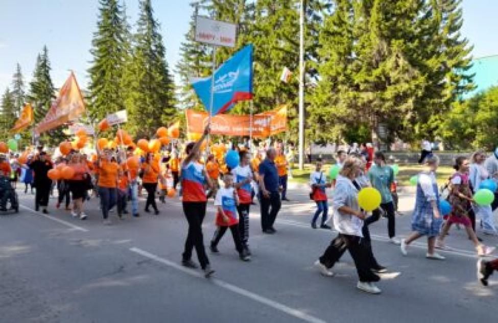 Праздничное шествие активистов, многодетных семей, близнецов и бородачей состоялось в Бердске