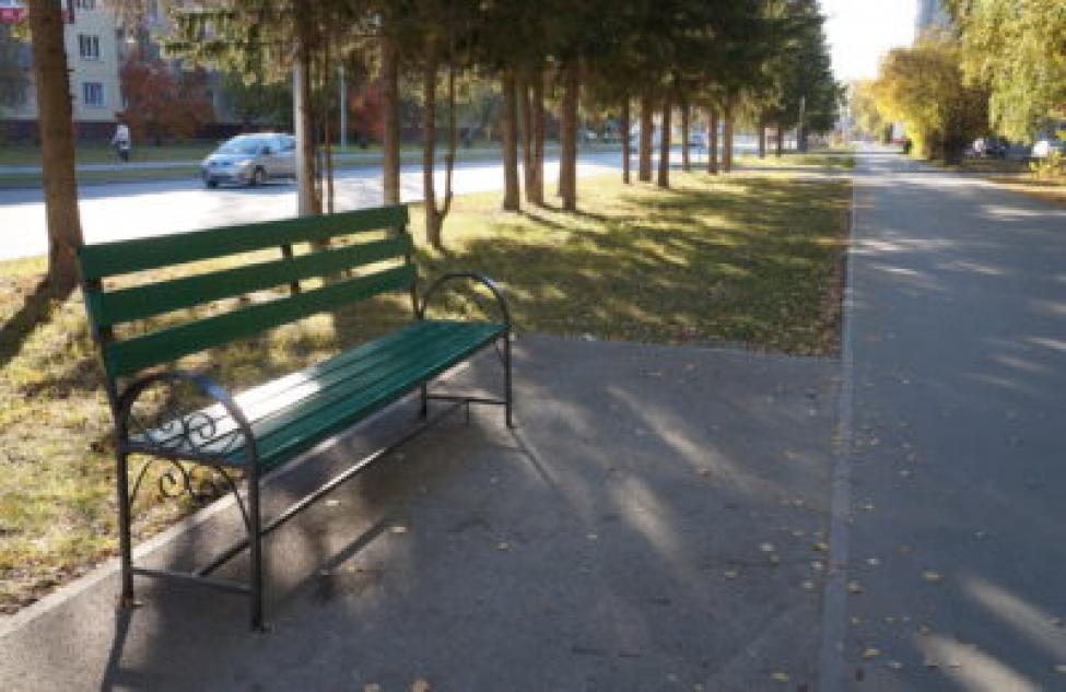 Коммунальщики в Бердске сдержали обещание: по пути в поликлинику установили скамейки