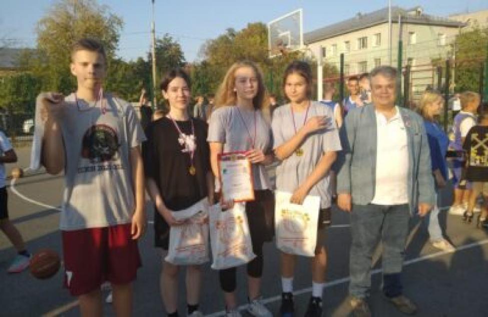Рекорд поставили в День города баскетболисты во время соревнований в парке Бердска