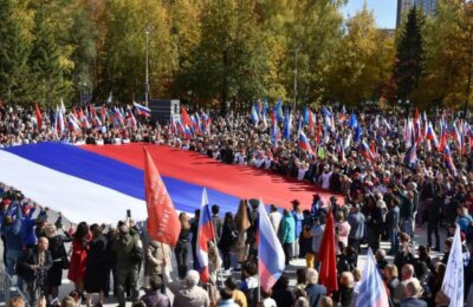 Митинг-концерт в поддержку президента РФ и референдума на Донбассе прошел в Новосибирске