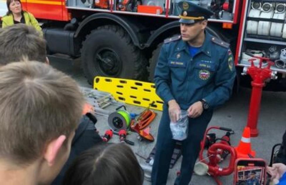 Воспитанники детского дома примерили боевую одежду и потушили пожар в Бердске