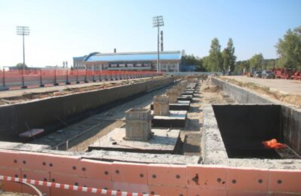 На стадионе «Авангард» в Бердске начали монтаж металлоконструкций