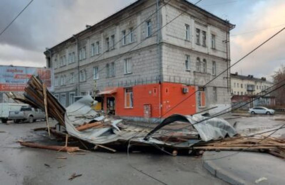 В Новосибирске с трехэтажного дома сорвало крышу