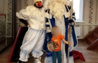 «Я растрогался и честь ему отдал» — Дед Мороз и Снегурочка в Бердске поздравляют с  детей из семей мобилизованных