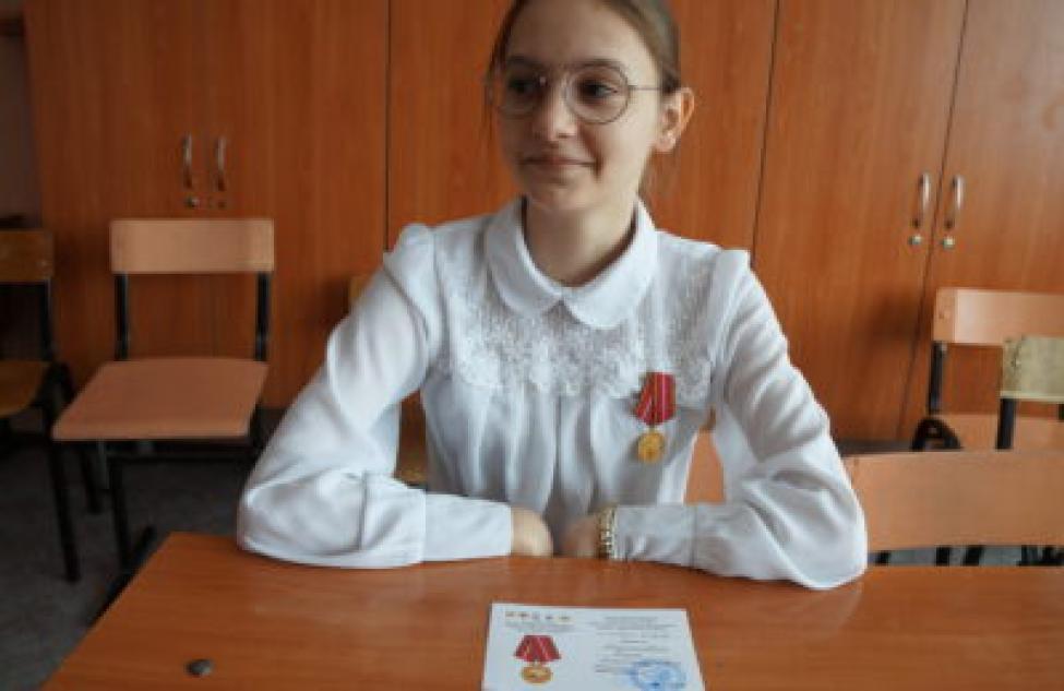 Памятную медаль Всероссийского литературного конкурса «Герои Великой Победы» вручили семикласснице из Бердска
