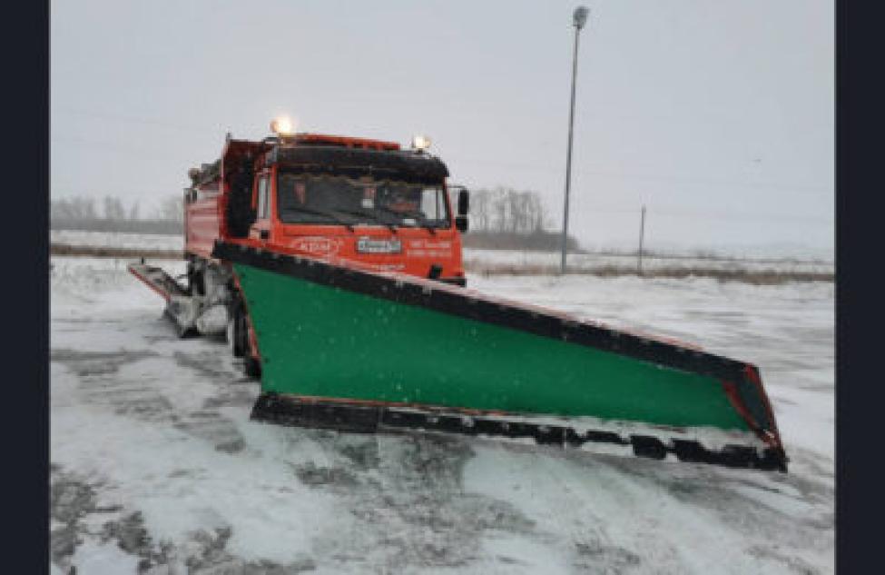 Почти 800 машин очищают в Новосибирской области региональные трассы от снега