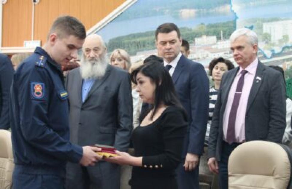 Родным настоящего разведчика и героя Михаила Калмыкова вручили Орден Мужества
