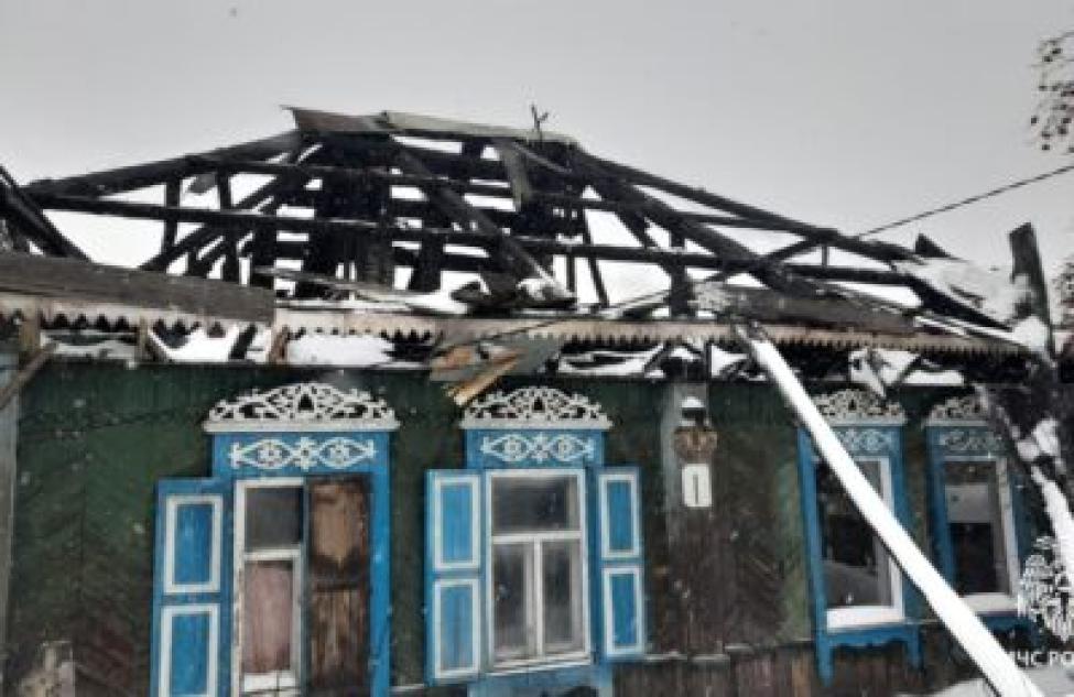 Вытащили из горящего дома пенсионерку пожарные в Бердске